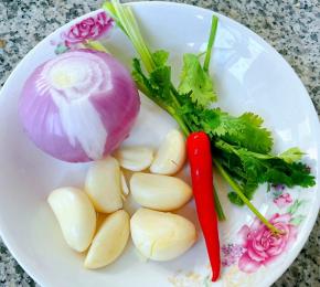 准备辅料圆葱和蒜去皮洗净小米辣和香菜去根洗净