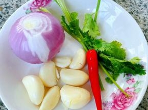 准备辅料圆葱和蒜去皮洗净小米辣和香菜去根洗净