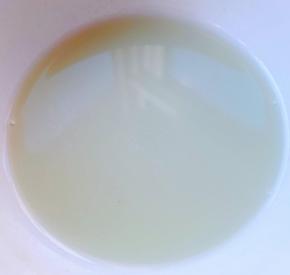 取适量辣根放入容器中倒入白醋搅拌均匀