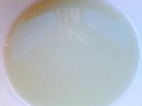 取适量辣根放入容器中倒入白醋搅拌均匀