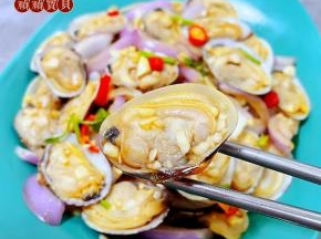 蚬子鲜美无比搭配圆葱独有的味道更加可口