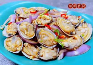 美味可口的圆葱凉拌蚬子装入盘中就大功告成了