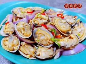 美味可口的圆葱凉拌蚬子装入盘中就大功告成了