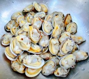 煮好的蚬子将另一半取下吃起来更加方便