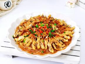 装盘撒葱花即可食用。