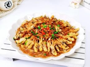 装盘撒葱花即可食用。