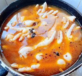 添加适量清水放入凤爪大火炖起来