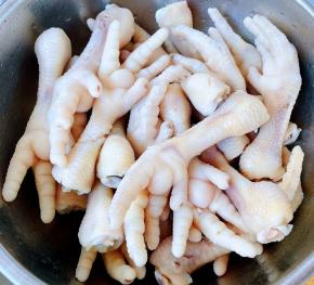 凤爪多冲洗几遍洗净沥干水份备用