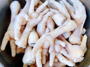 凤爪多冲洗几遍洗净沥干水份备用