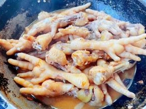 凤爪完全熟透入味而不软烂即可出锅享用
