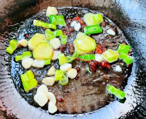 锅中倒入底油加热放入花椒和八角炸香再放入葱姜蒜爆香