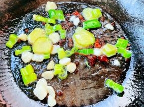 锅中倒入底油加热放入花椒和八角炸香再放入葱姜蒜爆香