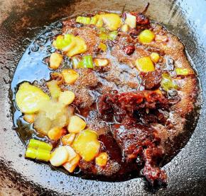 放入调味料糖、一品鲜酱油、蚝油、料酒、自制大酱