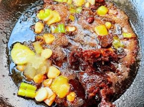 放入调味料糖、一品鲜酱油、蚝油、料酒、自制大酱