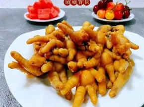 凤爪的营养价值非常丰富经常食用对身体有益也是宴客必备的拿手好菜噢