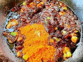 放入这道美味佳肴的灵魂调味料奥尔良腌料