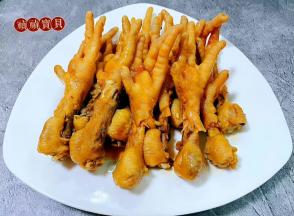 美味可口的奥尔良凤爪装入盘中就大功告成了