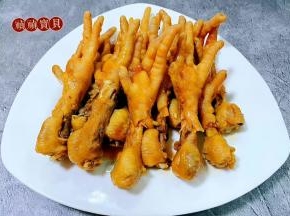 美味可口的奥尔良凤爪装入盘中就大功告成了