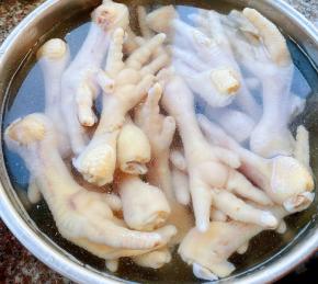 焯好水的凤爪立即放人冰水中过凉