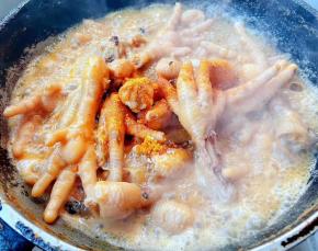 炖至汤汁不多时再放入适量奥尔良腌料和味精炖起来