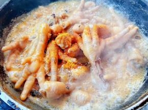 炖至汤汁不多时再放入适量奥尔良腌料和味精炖起来