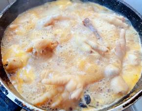 炖至凤爪七成熟时放入盐改成中火继续炖