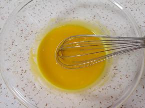 蛋清蛋黄分离，放蛋清蛋黄的容器必须无油无水保持干净，蛋清先放一边，用手动打蛋器把蛋黄搅打均匀。