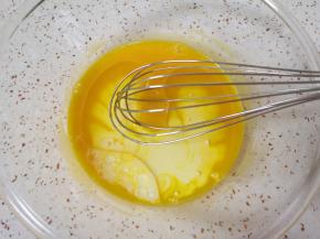 加入牛奶和玉米油。 