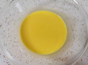 继续搅打，直到蛋黄、牛奶和玉米油完全融合。 