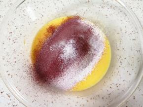 筛入低筋面粉和红曲粉，用手动打蛋器呈“Z”字形来回搅动，切记不要转圈搅拌，以免起筋。 