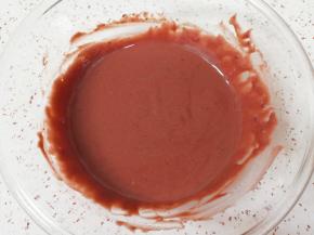 搅动至无干粉无颗粒，食材完全融合，放在一边备用。 