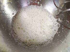 蛋清里面加入几滴白醋，用电动打蛋器打发至粗泡状。 