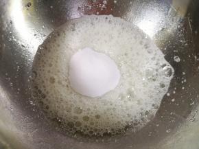 一次性加入细砂糖。 