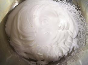 先低速后高速打发至蛋白出现明显的纹路，烤箱上下管145度预热。 