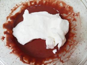 打发好的蛋白分成三份，取中间的三分之一加入到红丝绒蛋黄糊里面，用硅胶刮刀采用切拌和翻拌的方法混合均匀。 