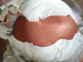 再将混合好的蛋黄糊倒回到剩下的三分之二蛋白里面，以同样的手法继续混合均匀。
