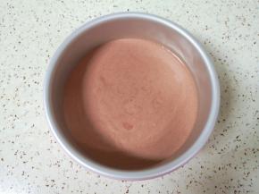 最后将混合好的蛋糕糊从模具的中间开始倒入模具里面，从高处垂直摔几下震出大气泡。