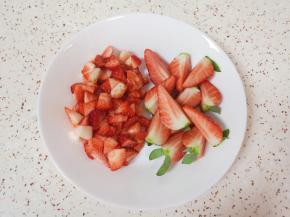 草莓先用淡盐水浸泡清洗干净，再用厨房用纸吸干水分，一半切成小丁，一半切成大块。
