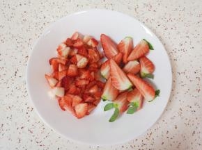 草莓先用淡盐水浸泡清洗干净，再用厨房用纸吸干水分，一半切成小丁，一半切成大块。
