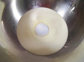 淡奶油倒入打蛋盆，加入细砂糖。 