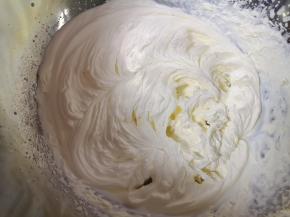 用电动打蛋器低速打发，裱花袋里面提前装入裱花嘴，分一半打发好的淡奶油装入裱花袋。 