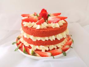 根据自己的喜好用草莓装饰蛋糕。 