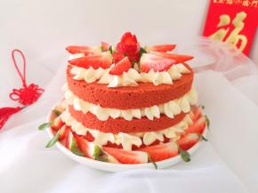 红丝绒草莓蛋糕完成。 