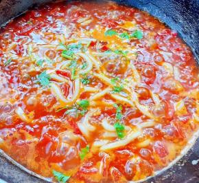 放入调味料盐和味精调味最后撒上香菜提鲜即可出锅享用