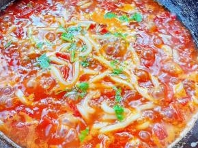放入调味料盐和味精调味最后撒上香菜提鲜即可出锅享用
