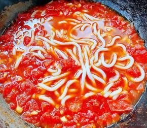 添加适量清水烧开放入乌冬面烧开