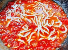 添加适量清水烧开放入乌冬面烧开