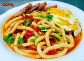 番茄午餐肉煎蛋乌冬面装入容器中就大功告成了