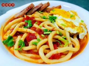 番茄午餐肉煎蛋乌冬面装入容器中就大功告成了