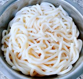 煮好的乌冬面立即放入冷水中浸泡一会儿再过水沥干水份
